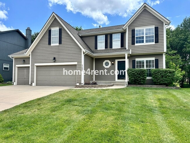 Foto del edificio - Beautiful Four-Bedroom Home with Three Car Garage, Wood Floors, Finished Basement and a Fenced Ya...