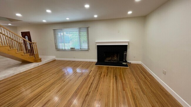 Foto del edificio - Martinez! Beautiful 5 bedroom 3.5 bathroom...