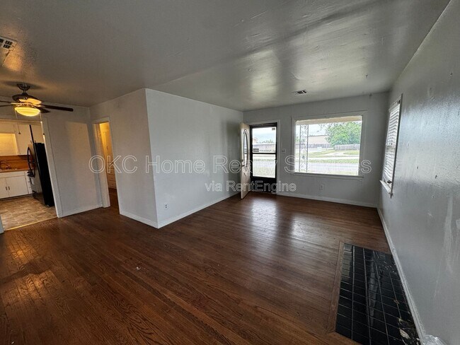 Foto del edificio - 3025 NW Grand Blvd
