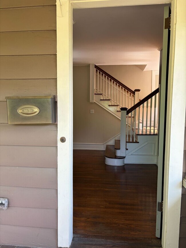 Building Photo - Your Ideal Highland Park Home Awaits – Space, Charm & Location