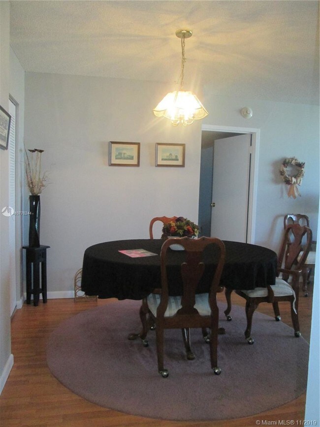 Foto del edificio - 100 Bayview Dr