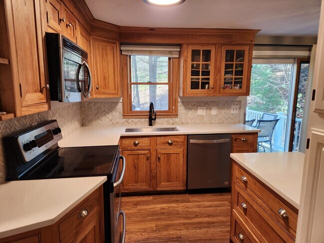 Foto del edificio - 1098 Long Pond Rd