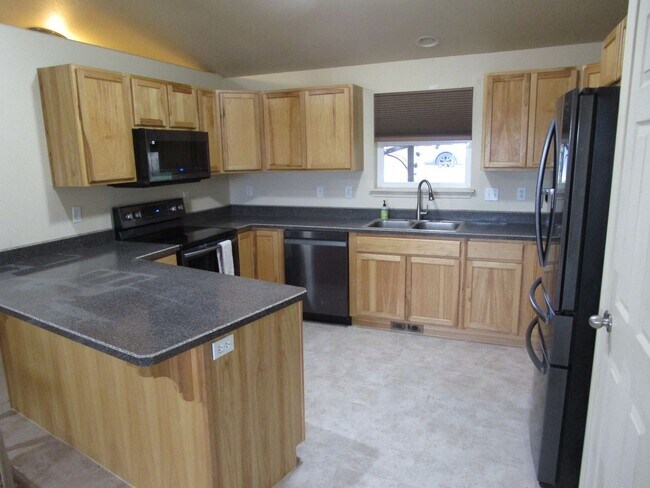 Building Photo - Open Feel Home in Ochoco West Subdivision - Electricity Included! Available Soon!