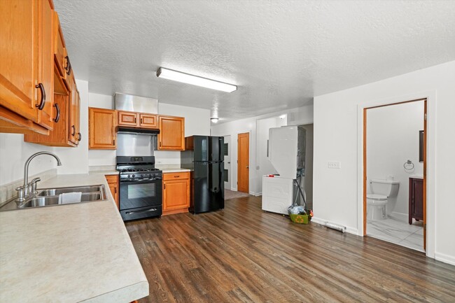 Building Photo - Newly Remodeled 4-bed 2nd-floor unit