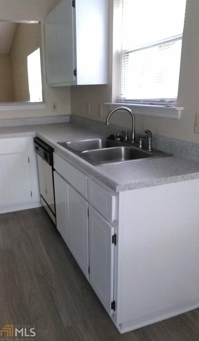 Building Photo - 225 Lakemont Dr
