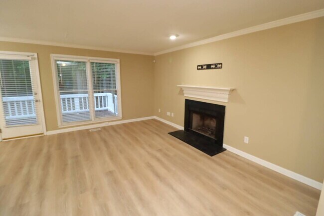 Foto del edificio - Best Value in Apex! Charming 3BR Half-Duplex Near Downtown