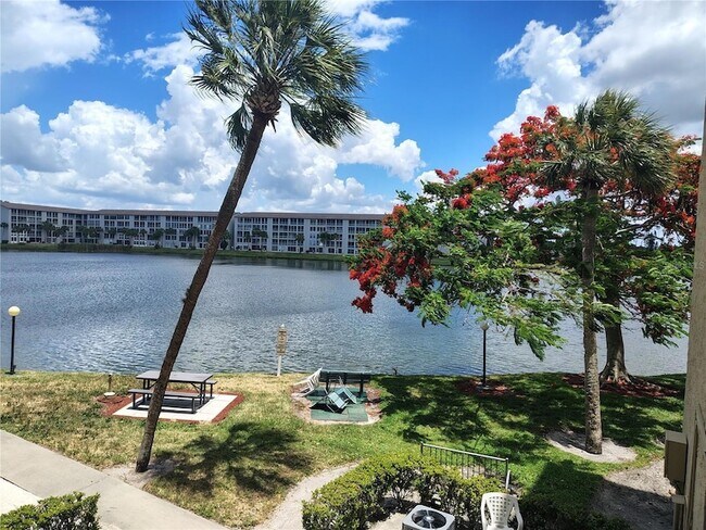 Foto del edificio - 3737 Lake Bayshore Dr