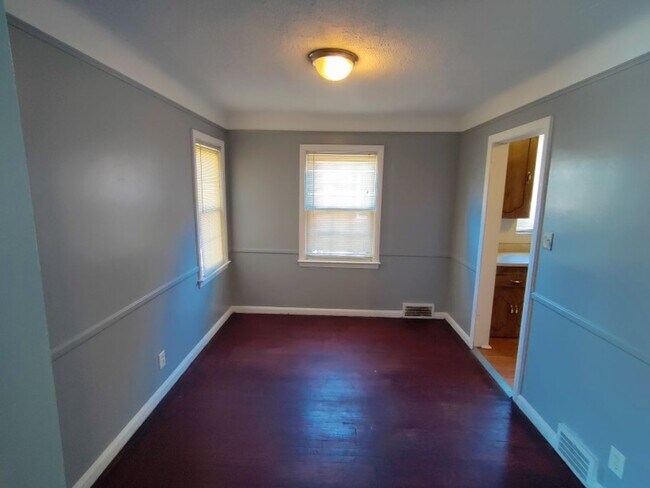 Foto del edificio - 3 bedroom 1 bath bungalow now available! -...