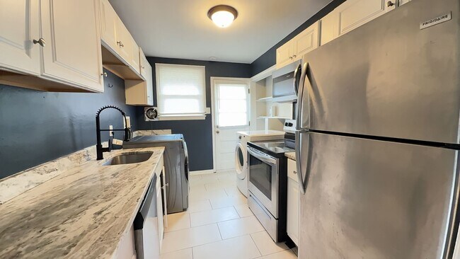 Foto del edificio - Well-Maintained 3-Bedroom Home with Fenced Backyard & Assigned Parking in Central Chesapeake