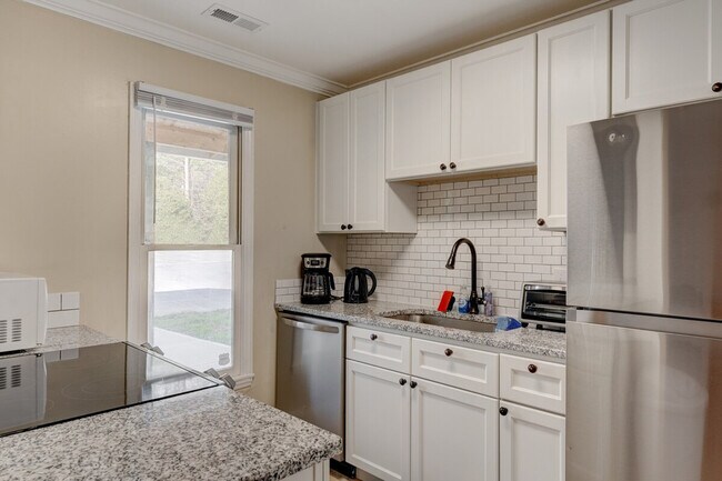 Building Photo - 2225 Summit St