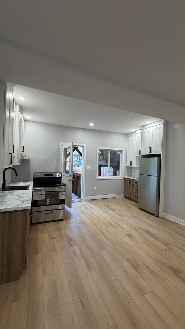 Building Photo - 126 Rue Sherbrooke