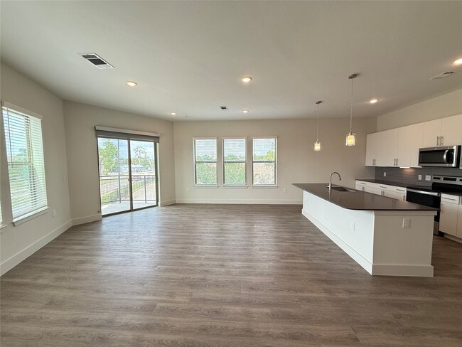Building Photo - 641 W Crosstimbers St