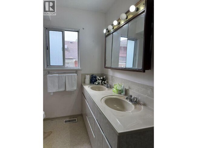 Photo du bâtiment - 380 W 62nd Ave
