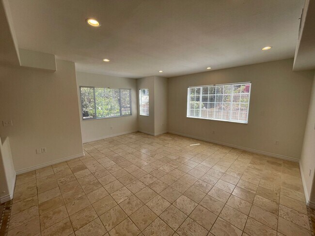 Foto del edificio - 4527 Hollister Ave