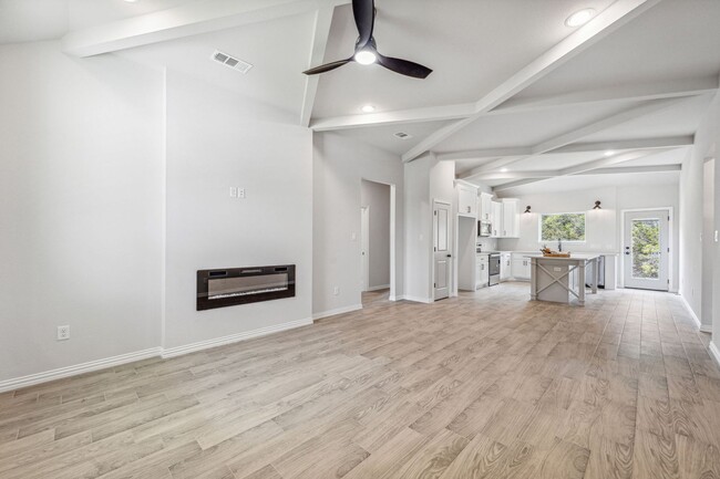 Foto del edificio - COMING SOON! 3/2 with high ceilings & GREA...