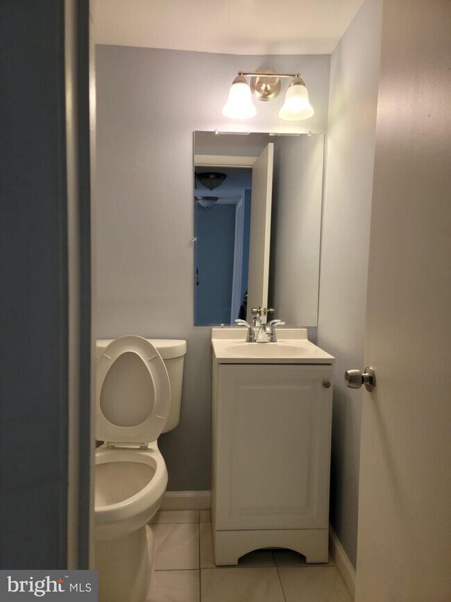 Building Photo - 3301 Hewitt Ave