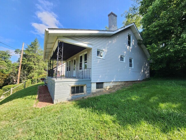 Foto del edificio - 4 BR home with first-floor living, new roof, and a private-feeling backyard in Lincoln Place