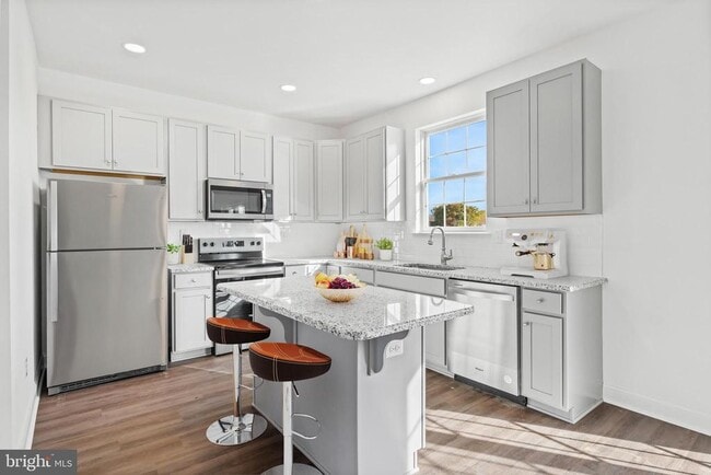 Foto del edificio - 864 Mapleton Ave