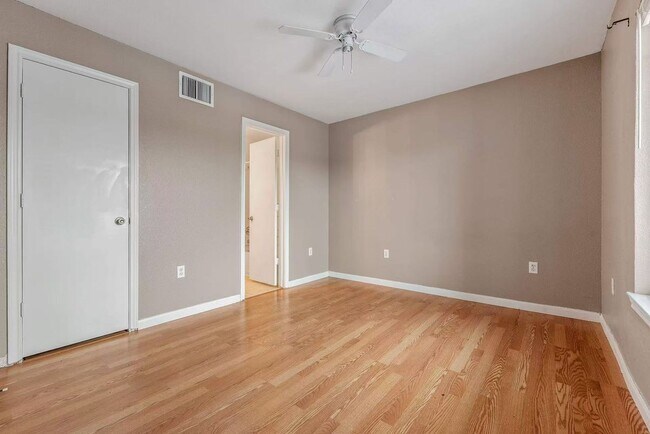 Foto del edificio - 523 Southwest Pkwy