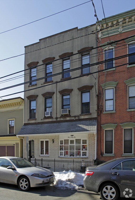 Building Photo - 491 Monmouth St