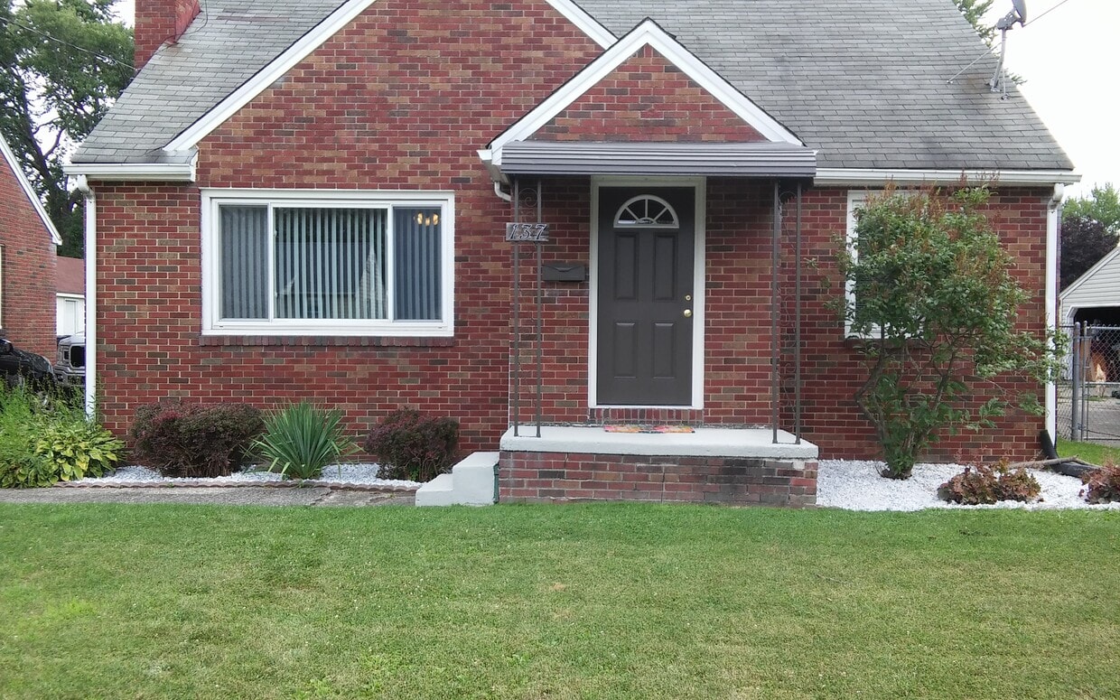 137 Piccadilly St, Campbell, OH 44405 House Rental in Campbell, OH