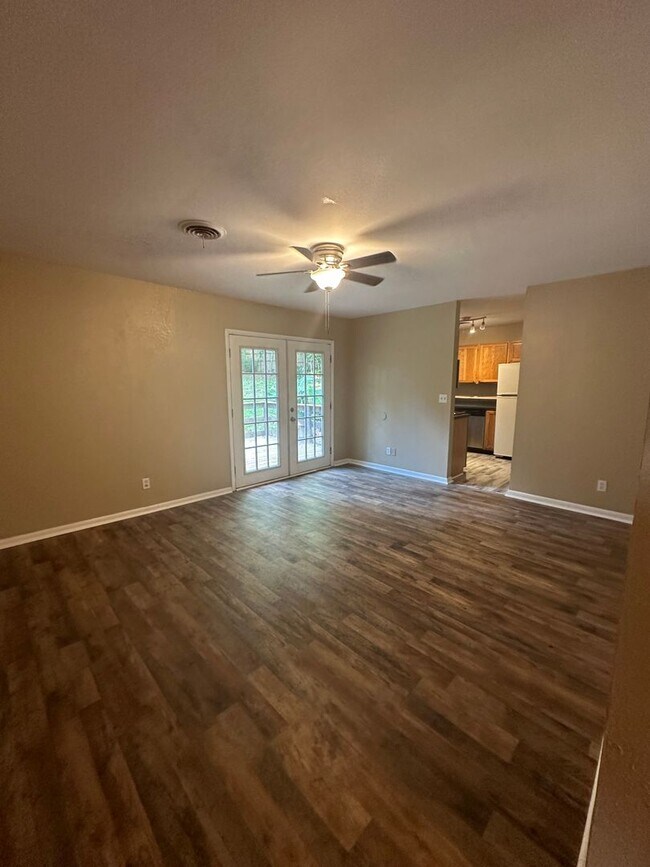 Building Photo - 3 Bedroom 2 Bath home located just off Oca...