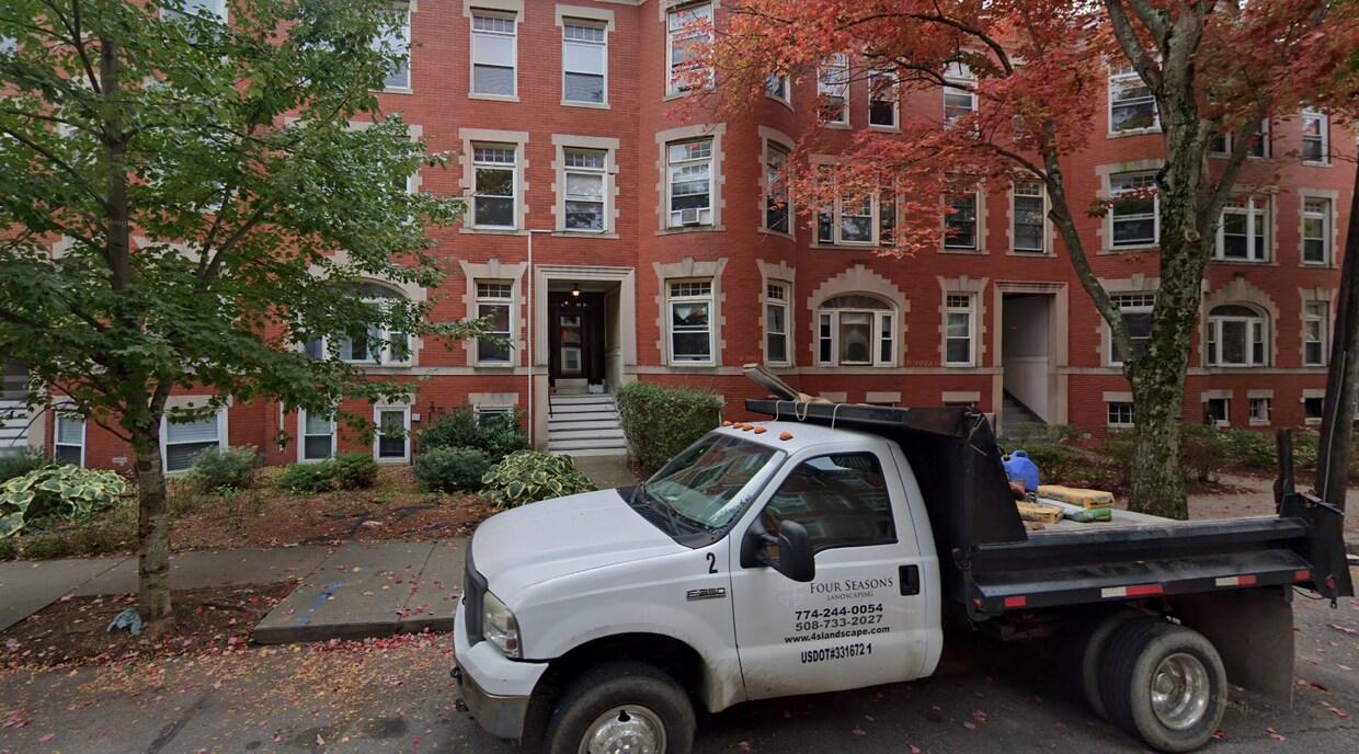 Building Photo - 10 Strathmore Rd
