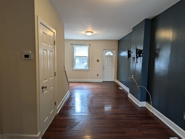 Building Photo - Spacious 2 Bedroom With Fabulous Outdoor S...