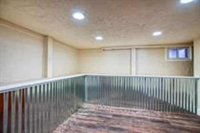 Building Photo - 255 1st Ave E N