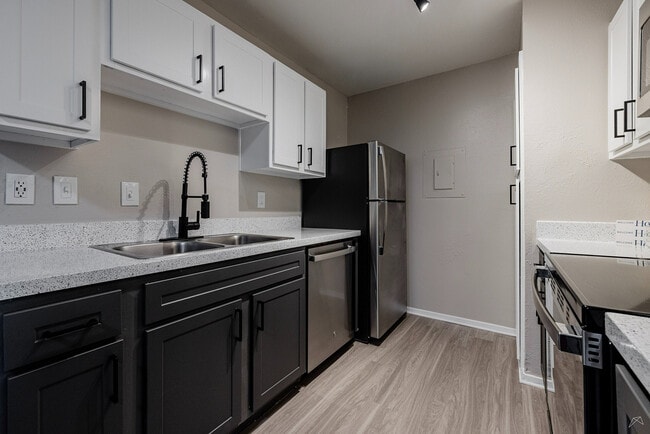 Building Photo - Catalina