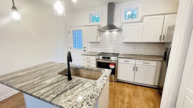 Building Photo - Gorgeous Luxury Style Townhome, Minutes fr...