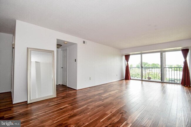 Salón con acceso al balcón - 1300 Army Navy Dr