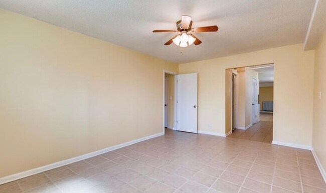 Foto del edificio - 5400 W Foster Ave