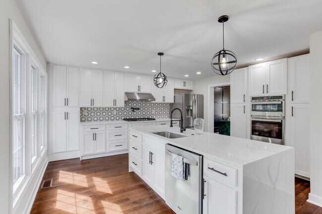 Building Photo - Fabulously Renovated 4 Bedroom, 3.5 Bathroom Home In Close in Potomac!!