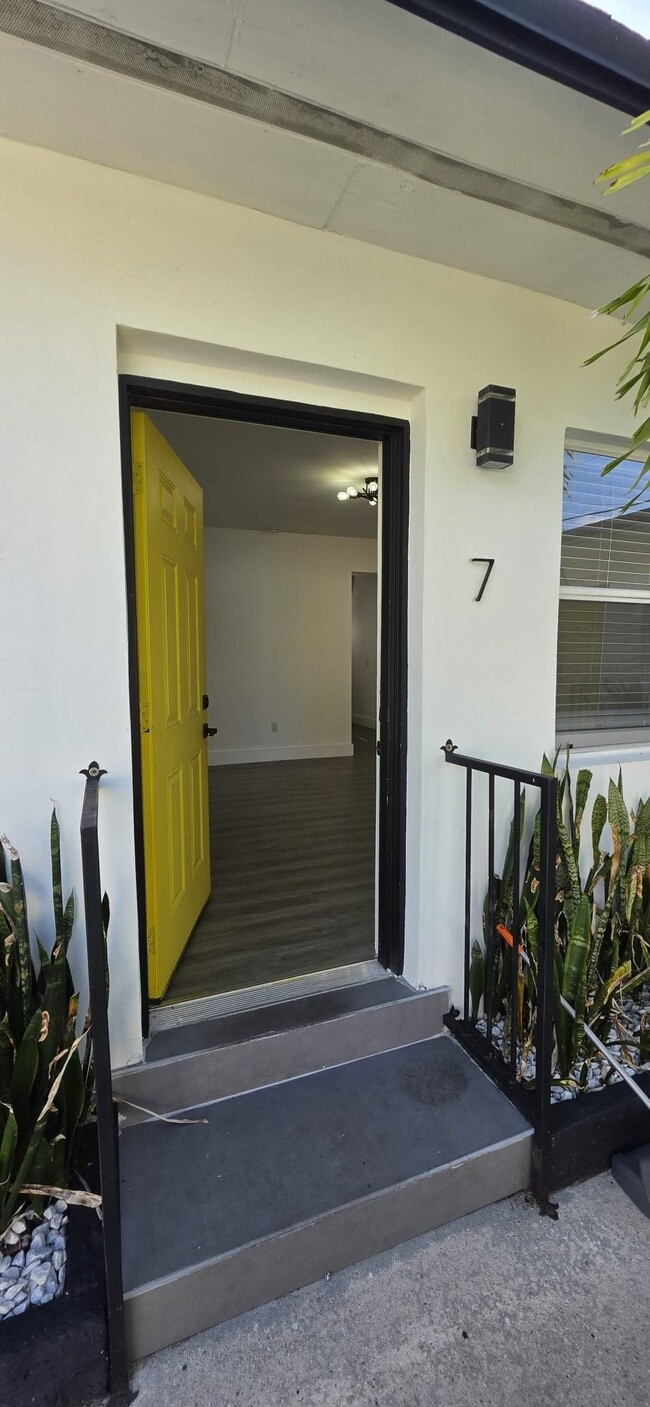 Photo - 2489 SW 27th St (Miami, FL) Apartment