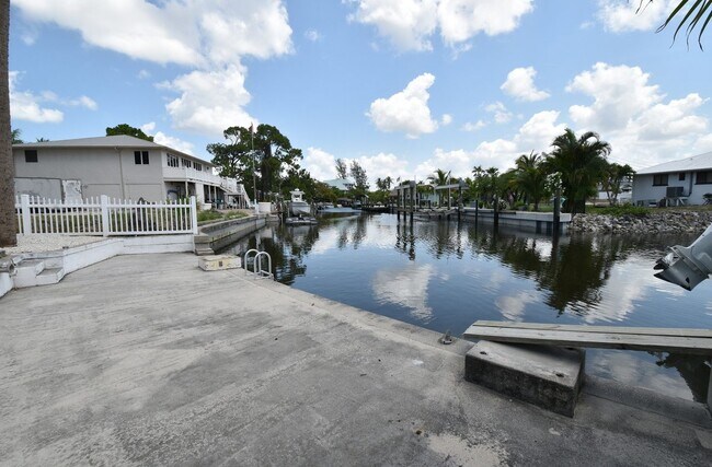 Building Photo - 3461 Lakeview Dr