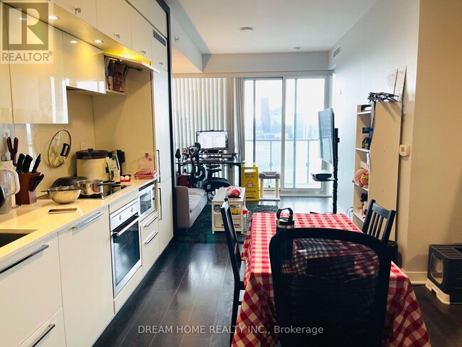 Building Photo - 15 Grenville St