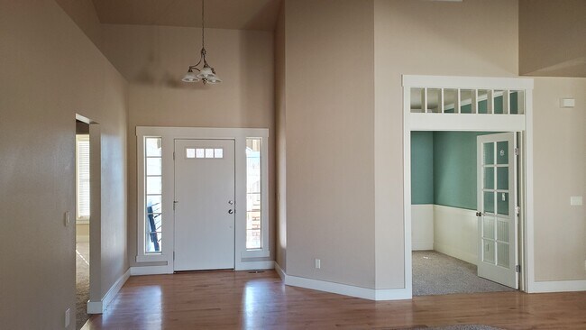 Building Photo - 638 W Cedar Pointe Way