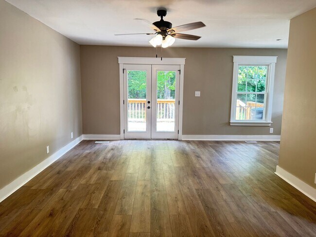 Building Photo - Great Location! 3Bd/2Ba Remodeled Home on ...
