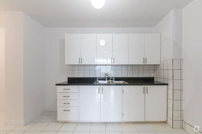 3 chambres, 2 salles de bain - 1150 pi2 - Cuisine - Humber Property Management (2667 & 2677)
