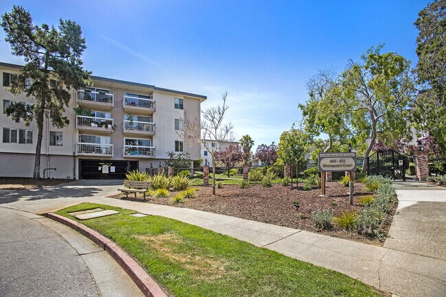 Building Photo - 960 Shorepoint Ct