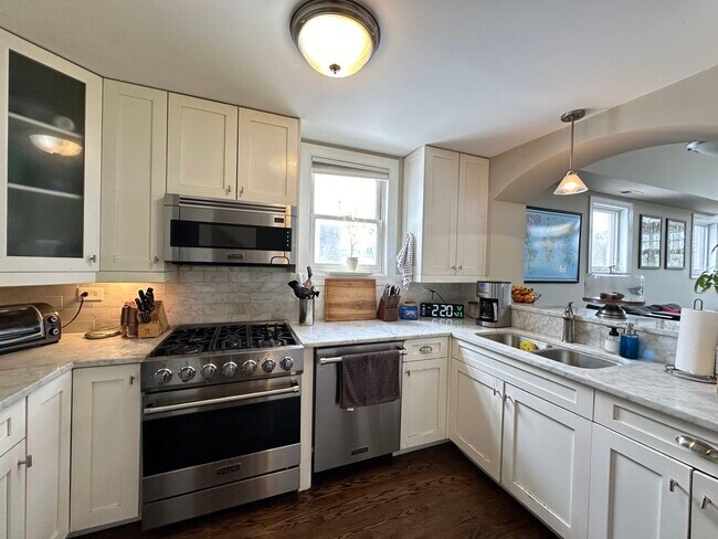 Foto del edificio - 643 W Belmont Ave