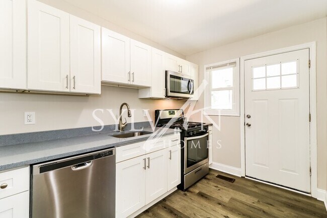 Building Photo - Don’t miss this unique  4 bedroom, 2 bathr...