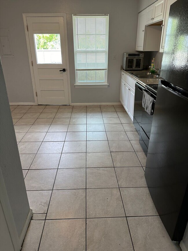 Building Photo - Lovely 3 bedroom 1.5 bathroom Condo