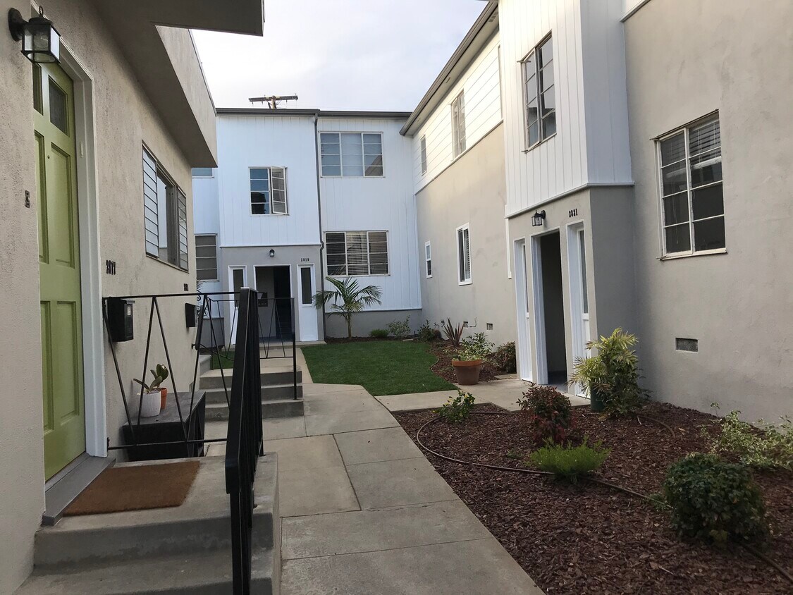 Building Exterior - 2821 Arizona Ave