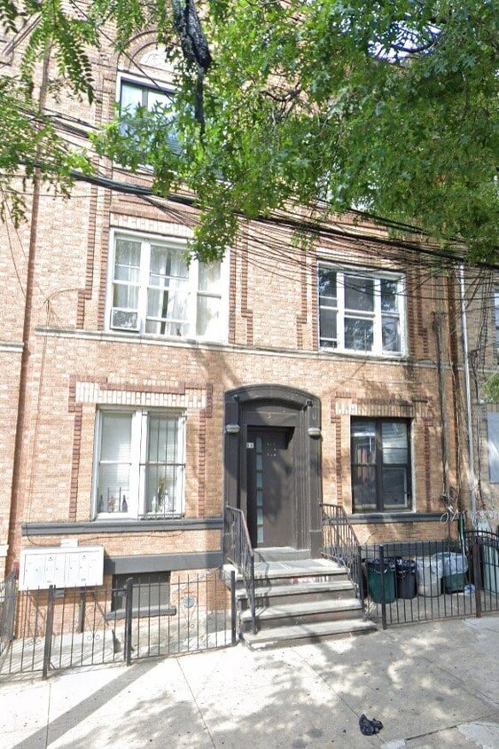 Photo - 38 Lincoln Ave (Brooklyn, NY)
