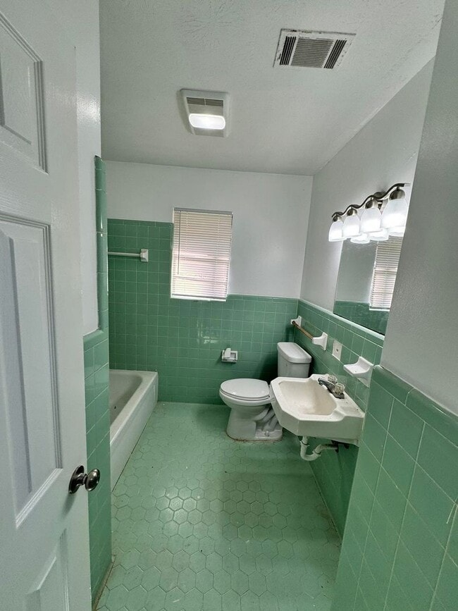 Building Photo - 3 Bed 1.5 Bath Brick House