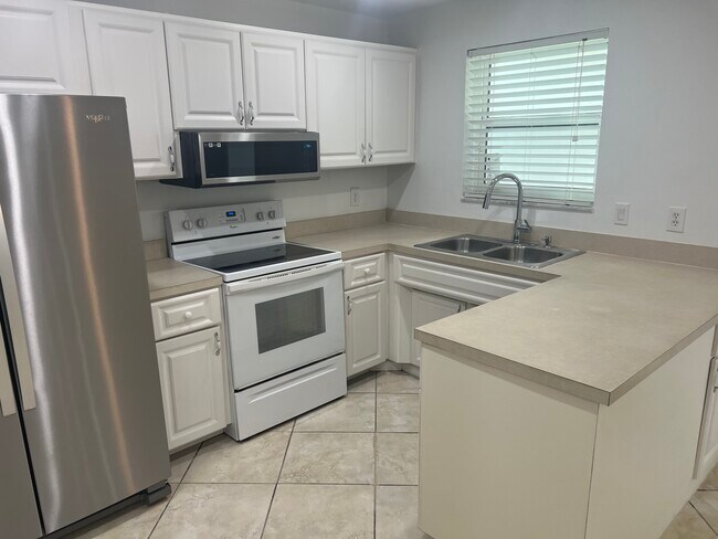 Kitchen - 1964 Alamanda Dr