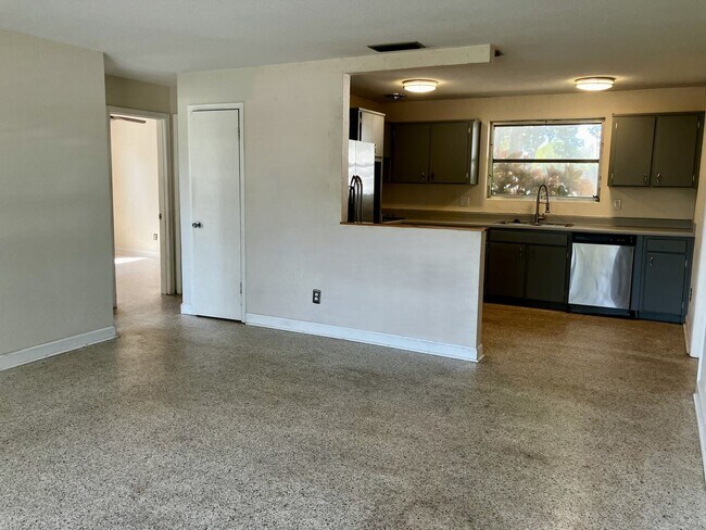 Foto del edificio - 2 Bedroom with fenced in backyard