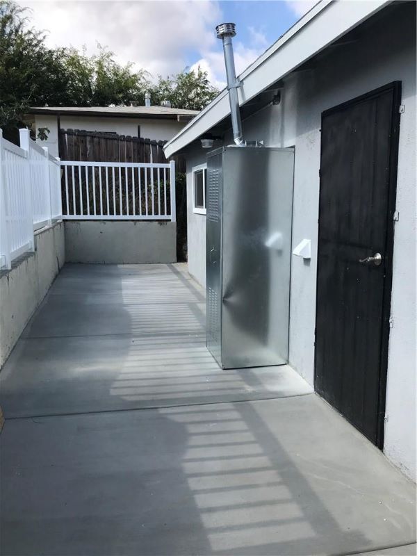 Vista del patio y la puerta trasera - 3411 1/2 Chadwick Dr